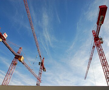 Abbildung mehrerer Baukräne