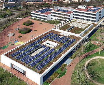 Photovoltaikanlage auf dem Otto-Hahn-Gymnasium erzeugt Strom für die Schule und zur Einspeisung in das öffentliche Stromnetz