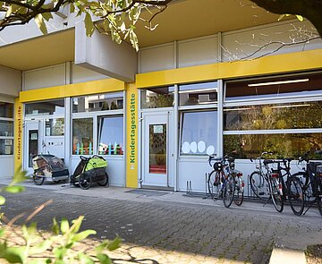 Eingang der Kindertagesstätte Am Rüppurrer Schloss.