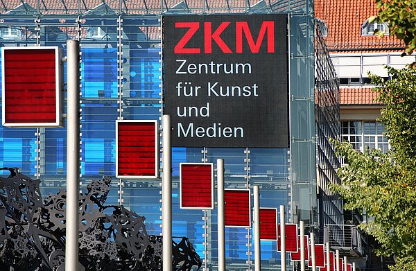 Auf dem Foto ist eine Außenansicht des ZKMs zu sehen