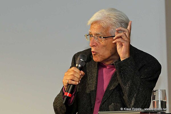 Abbildung eines Erzählers mit Mikrofon.