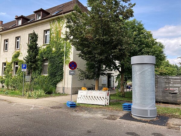Kultursäule des Kulturrings, im Kanalweg bei MIKADO bereits aufgebaut, noch unbeklebt