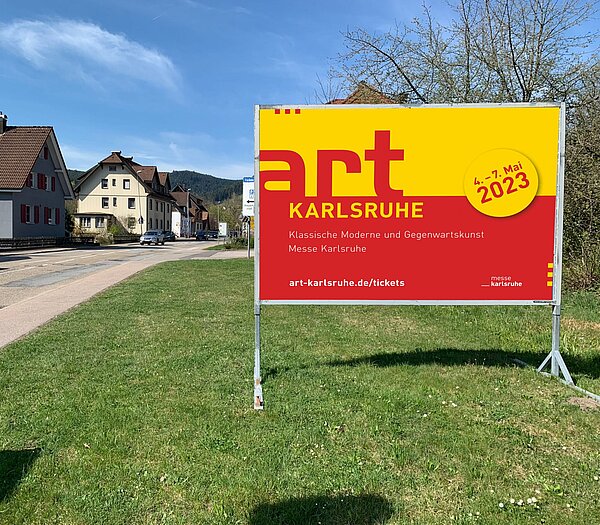 Großwerbetafel, hier z.B. mit Werbung für die artKarlsruhe