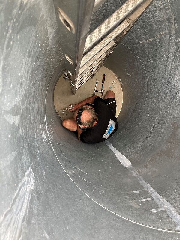 Kultursäule des Kulturrings, Aufbau im Kanalweg/MIKADO, Blick von oben nach innen