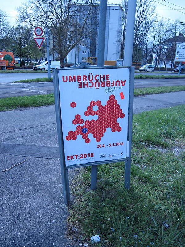 Dreiseitiger Plakatständer mit Veranstaltungsplakat Europäische Kulturtage