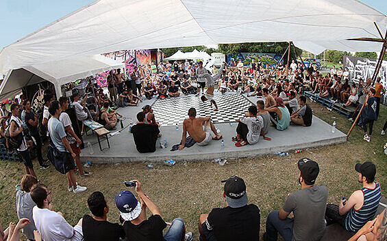 Breakdance-Aufführung mit viel Publikum