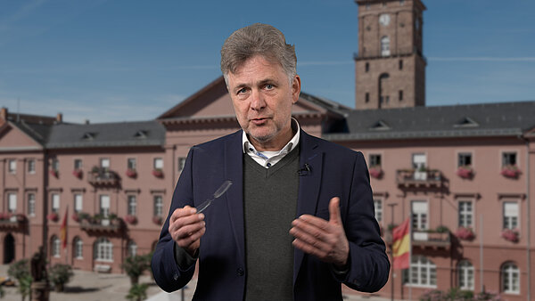 OB Dr. Frank Mentrup vor dem Rathaus am Marktplatz