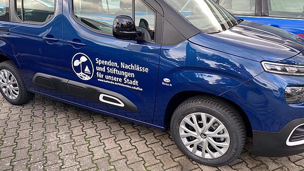 Neues Auto der Augartenschule mit Beschriftung