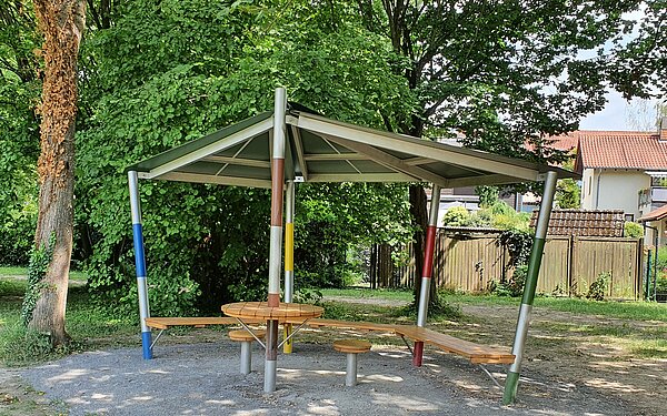 Überdachte Sitzgelegenheit auf Spielplatz