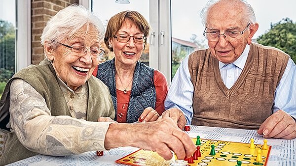 Eltern und Tochter spielen Brettspiel