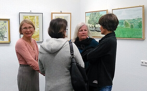 Besucherinnen einer Ausstellung