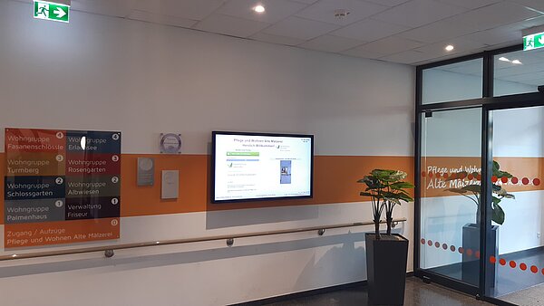 Bildschirm im Foyer der Einrichtung Pflege und Wohnen Alte Mälzerei