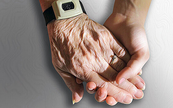 Zwei Hände halten einander