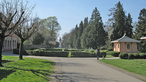 Das Bild zeigt ein Chinesisches Teehäuschen im Fasanengarten am Weg zum Schlossturm.