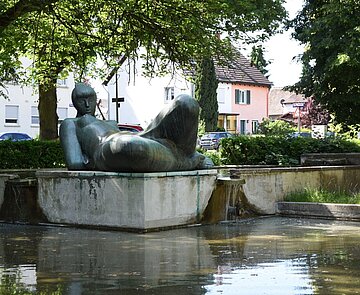 Eine weibliche Skulptur in einem Wasserbecken