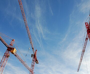 Abbildung mehrerer Baukräne