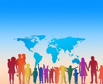 Silhouetten von bunten Kindern und Erwachsenen  stehen vor der aufgeklappten Weltkugel (Zeichnung)