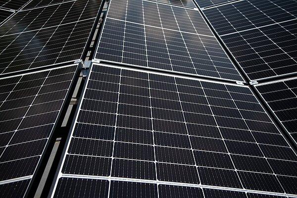 Photovoltaik-Anlage auf dem Dach des Sonnenbads in Karlsruhe