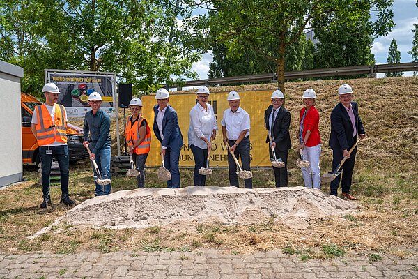 Feierlichen Spatenstich zum Glasfaserausbau am Rheinhafen in Karlsruhe