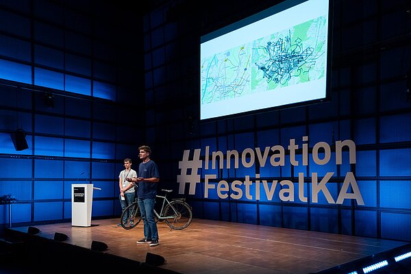 Innovation kennt kein Alter, das bewiesen die Sieger des Bundeswettbe-werbs „Jugend forscht“ beim InnovationFestival @karlsruhe.digital