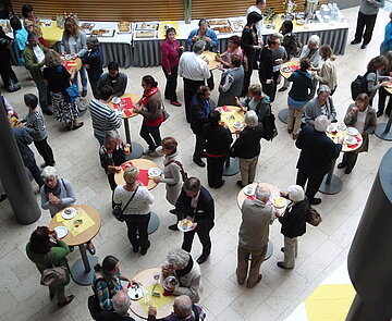 Das Bild zeigt Menschen bei einer Veranstaltung