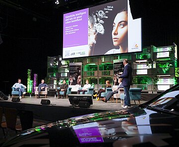 Bühnendiskussion beim KI-Vortragsabend im Tollhaus im Rahmen der KIT Science Week