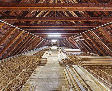 Dachstuhl Vogesenschule Dämmung mit Naturdämmung