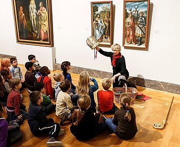 Kinder vor Kunstwerk