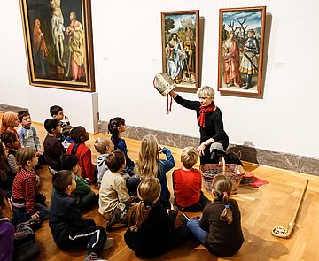 Kinder vor Kunstwerk