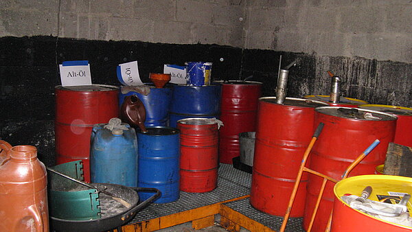 Das Bild steht thematisch für Altlasten, es zeigt ein Fasslager.