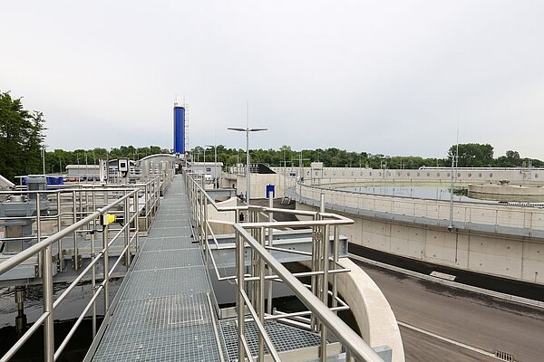 Eine Brücke führt über die neuen Becken der Kläranlage. Die neue, vierte Reinigungsstufe verbessert die Abwasserreinigung erheblich.