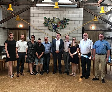 Abbildung der Mitglieder des Ortschaftsrats Wolfartsweier in der Bürgerhalle.