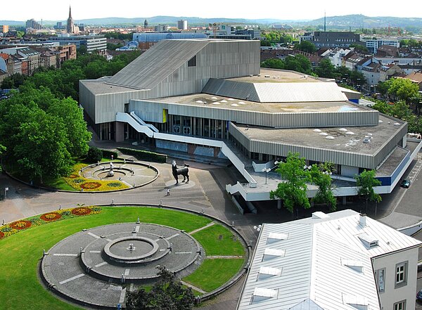 Das Badische Staatstheater von oben mit Grünfläche