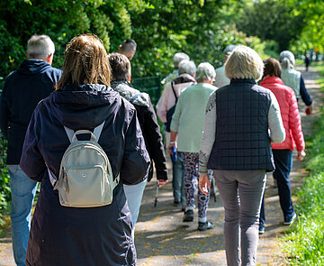 Personen gehen im Wald spazieren