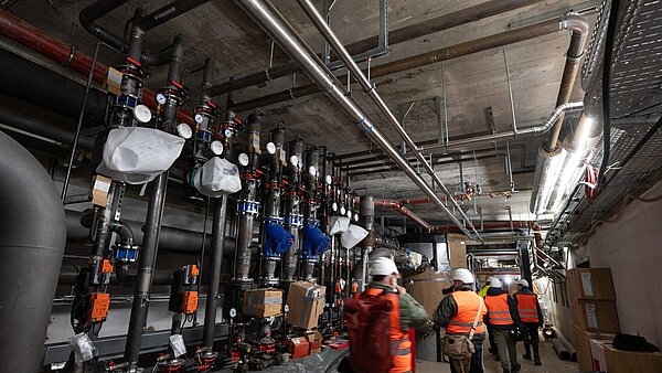 Begehung der Stadthalle Karlsruhe während der Sanierung im November 2024.