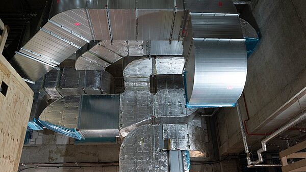 Begehung der Stadthalle Karlsruhe während der Sanierung im November 2024.