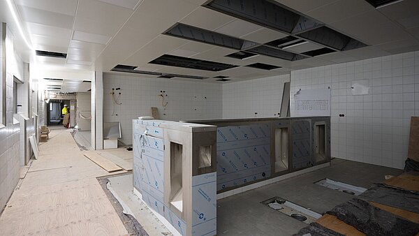 Begehung der Stadthalle Karlsruhe während der Sanierung im November 2024.