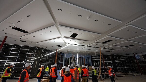 Begehung der Stadthalle Karlsruhe während der Sanierung im November 2024.