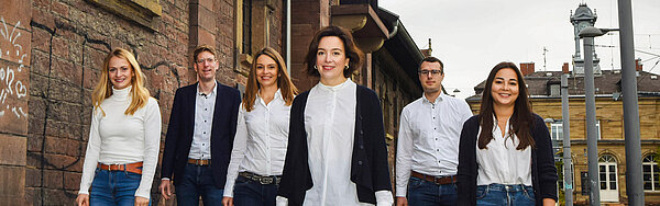 Team läuft eine Straße entlang