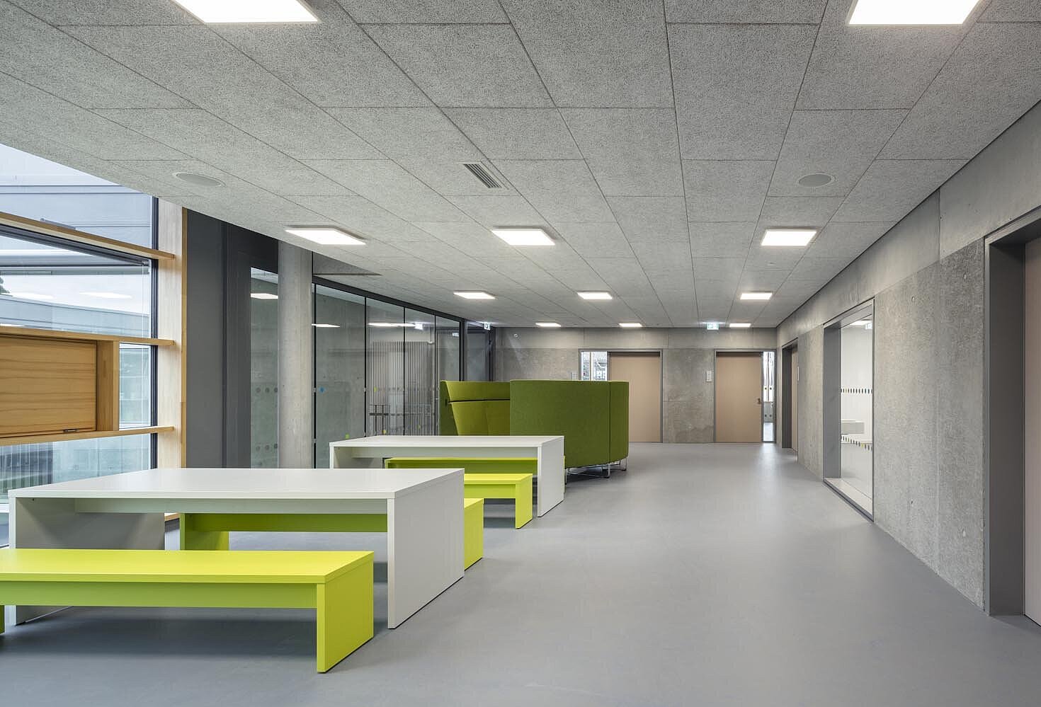 Flur mit Arbeitsplätzen