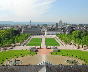 Ausblick vom Schlossturm auf die Innenstadt von Karlsruhe.