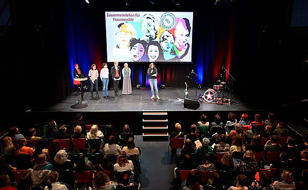 Blick auf die Bühne des Tollhauses bei der Veranstaltung zum Internationalen Frauentag