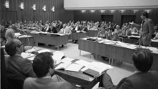 Blick auf den Gemeinderat im Bürgersaal des Rathauses. Rechts stehend Stadtrat Dr. Jürgen Morlok während eines Redebeitrags.