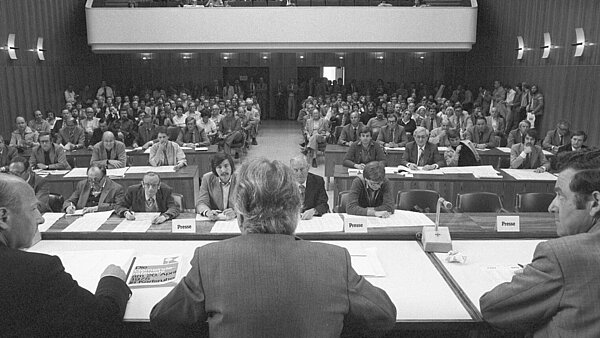 Blick in den Bürgersaal des Rathauses während Bekanntgabe der Wahlergebnisse. Im Vordergrund Mitte Oberbürgermeister Otto Dullenkopf. Im Hintergrund Angehörige der Kommunalpolitik. Auf der Pressebank 2.v.l. Journalist Toni Peter Kleinhans.