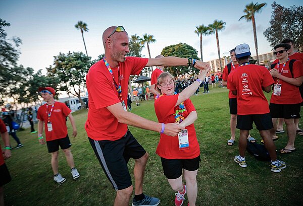 Das Bild zeigt Athletinnen und Athleten anlässlich der Special Olympics World Games in Berlin.