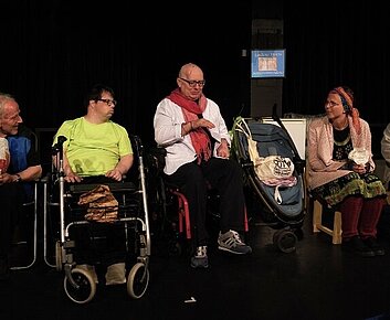 Das Bild zeigt die Theatergruppe Die Spinner, ein inklusives Projekt des Sandkorn-Theaters und der Lebenshilfe Karlsruhe, Ettlingen und Umgebung e.V.