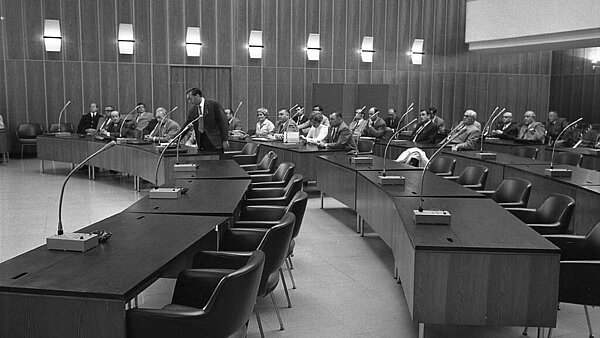 Blick in den Bürgersaal des Rathauses. Im Vordergrund zahlreiche leere Ränge. Im Hintergrund die SPD-Fraktion sitzend.