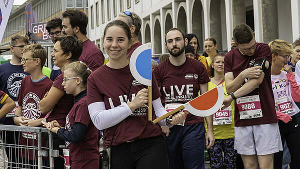 Das Bild zeigt Teilnehmende des Inklusionslaufs beim Atruvia Baden-Marathons am 18. September.