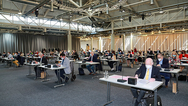 Gemeinderatssitzung coronabedingt in der Gartenhalle