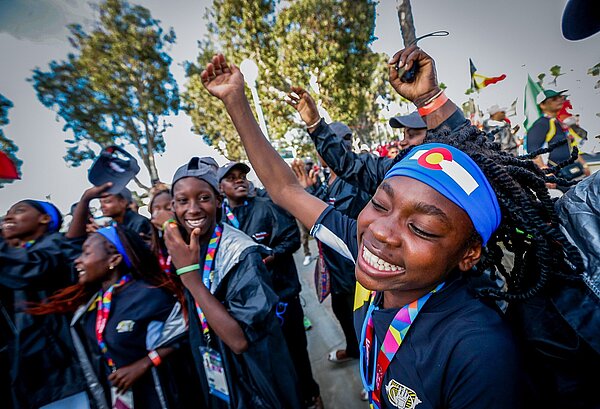 Das Bild zeigt Athletinnen und Athleten bei einer Host Town Veranstaltung anlässlich der Special Olympic World Games.